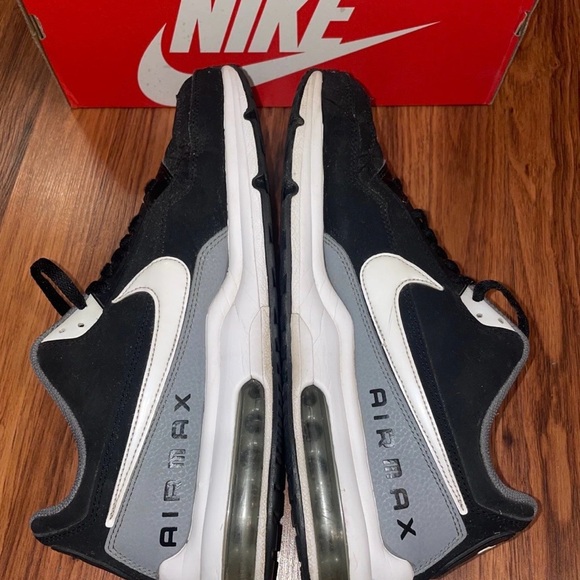 Athletic_Shoes